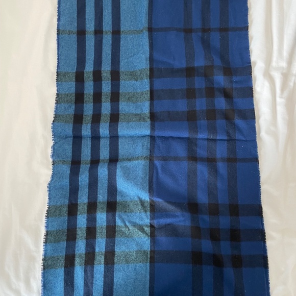 Burberry scarf - Picture 3 of 6